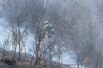 Doua incendii de vegetatie la Fantanele stinse de pompierii voluntari si profesionisti
