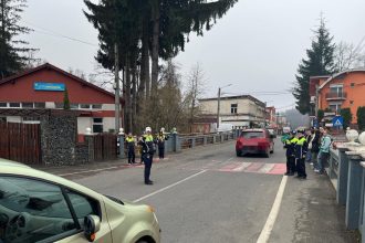 Elevii din Cavnic politisti pentru o zi intr o lectie practica despre siguranta rutiera