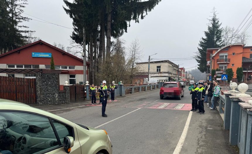 Elevii din Cavnic politisti pentru o zi intr o lectie practica despre siguranta rutiera