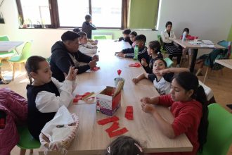Primavara se coloreaza atelier creativ pentru copii la Centrul Multifunctional Romanii