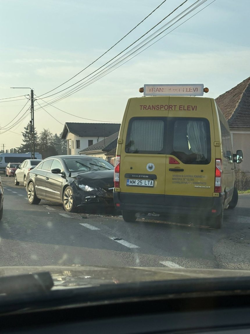 Accident grav in Seini microbuz scolar implicat intr o coliziune frontal
