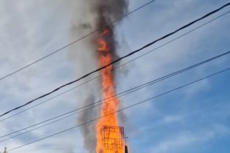 Biserica greco catolica din lemn din Surdelesti cuprinsa de foc