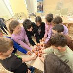 Comunitate fara bariere copii si seniori uniti intr o atmosfera de sarbatoare