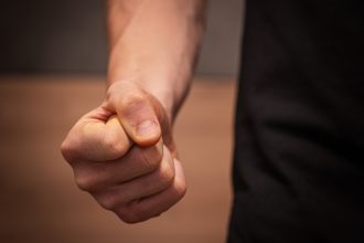 Conflict pe bulevardul Decebal din Baia Mare Doi barbati au agresat un altul in urma unui scandal spontan