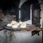 Cuptor traditional deschis pentru vizitatori la Muzeul Satului din Baia Mare in Sambata Mare
