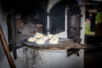 Cuptor traditional deschis pentru vizitatori la Muzeul Satului din Baia Mare in Sambata Mare