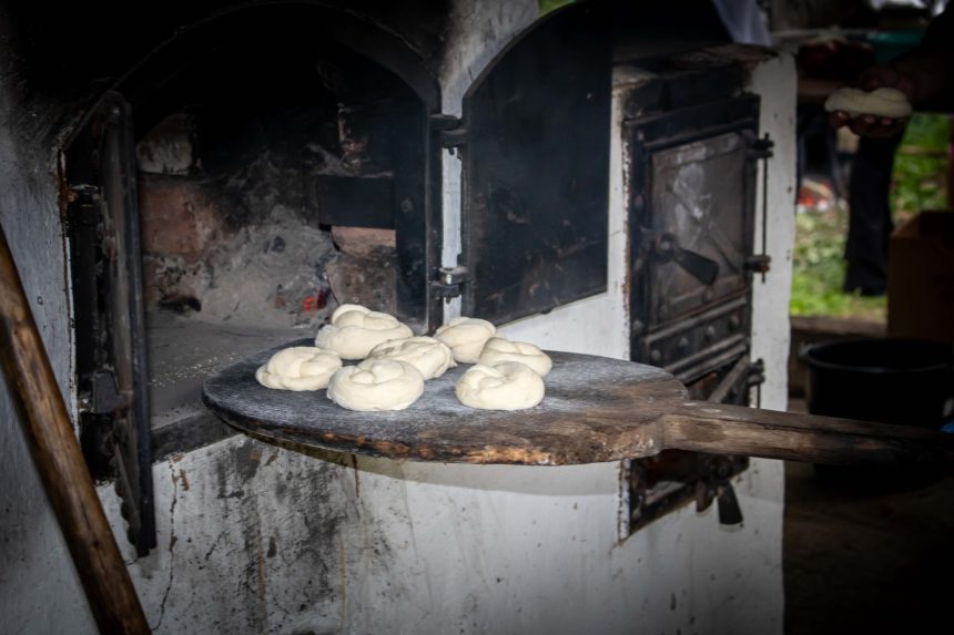 Cuptor traditional deschis pentru vizitatori la Muzeul Satului din Baia Mare in Sambata Mare