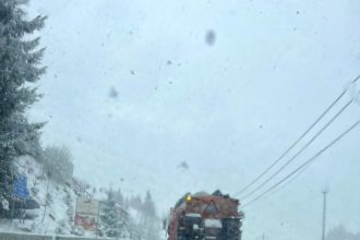 DN18 Pasul Prislop Ninge dar traficul circula normal