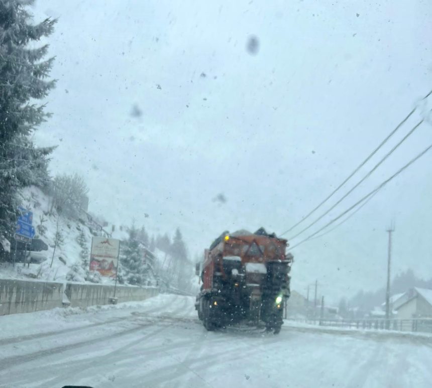 DN18 Pasul Prislop Ninge dar traficul circula normal