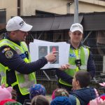 Educatie rutiera pentru copii alaturi de politisti la o gradinita din Baia Mare