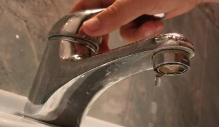 Furnizarea apei potabile oprita pentru lucrari de inlocuire a hidrantului