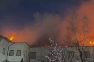 Incendiu de proportii la acoperisul unor chilii ale Manastirii Bistrita