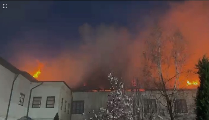 Incendiu de proportii la acoperisul unor chilii ale Manastirii Bistrita