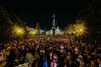 Lumina Invierii a strans mii de oameni la Cluj in cadrul slujbii oficiate de Andrei Andreicut