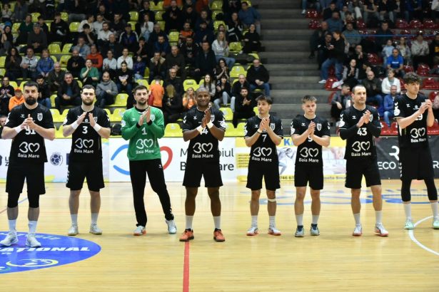 Minaur aduce veselie de craciun suporterilor