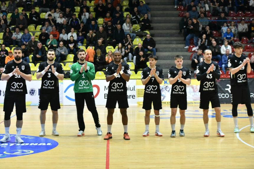 Minaur aduce veselie de craciun suporterilor
