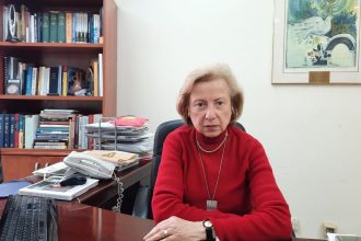 Nascuta si crescutain Romania prima femeie care a candidatl a presedintia Israelului doborata la pamant de un politist