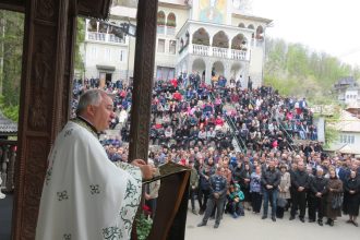 Program special la Manastirea Rohia de Floriile servicii religioase predica si cor barbatesc