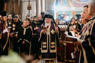 Rolul familiei subliniat in Pastorala de Pasti a IPS Andrei Tata mama si bunica ne sprijina in formarea identitatii noastre