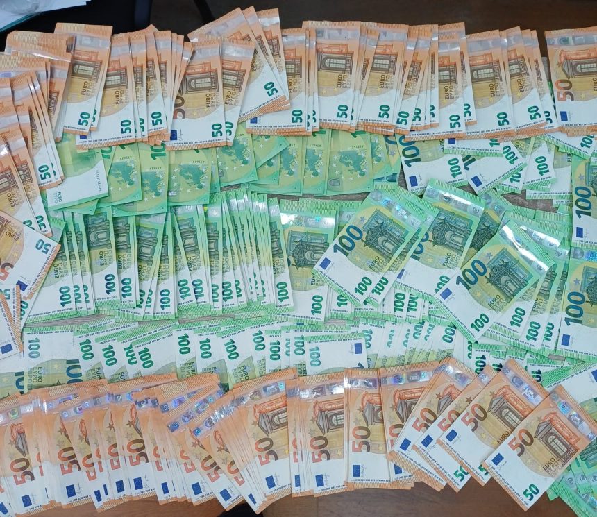 Sume impresionante de euro si dolari gasite asupra a doi barbati in Valea Viseului si Siret