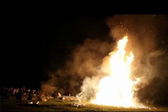 Traditia focului de la Iacoboi continuata la Grosi in noaptea de Inviere