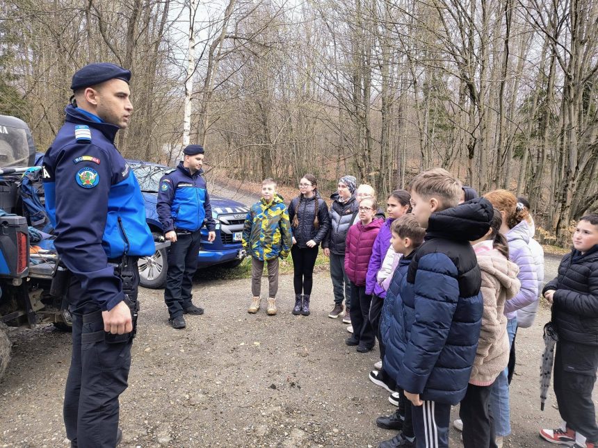 excursie educativa la lacul bodi organizata de jandarmii montani