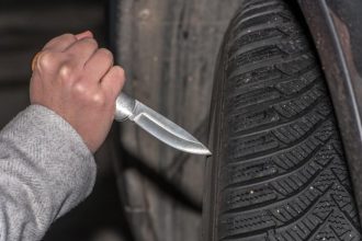 ordin de protectie incalcat la sieu barbat investigat pentru ca a intrat in curte si a distrus un autoturism