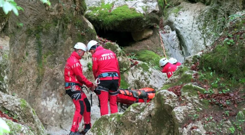 24 de ore de interventii pentru Salvamont trei persoane salvate cu elicopterul SMURD