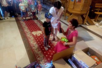 36 de copii au fost recompensati cu ghiozdane inainte de inceputul scolii