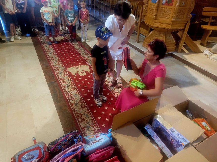 36 de copii au fost recompensati cu ghiozdane inainte de inceputul scolii