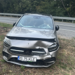 Accident in Pasul Pietris pe DN18B intr o curba periculoasa un autoturism a iesit de pe carosabil