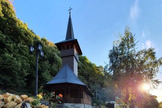 Adormirea Maicii Domnului sarbatorita prin rugaciune si pelerinaj la Manastirea de pe Dealul Crucii