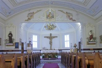 Biserica Sfantul Francisc din Baia Borsa isi celebreaza centenarul Episcopul Eugen Schonberger va binecuvanta lacasul restaurat