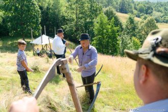 Claca de cosit in Maramures traditie munca si distractie la a cincea editie