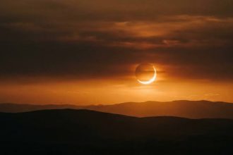 Eclipsa de Soare si ploaie de meteori Perseide in aceeasi noapte doua spectacole ceresti pe 12 august