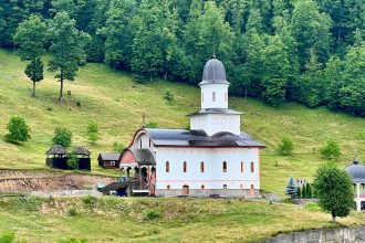Hram la Manastirea Petrova Programul slujbelor pentru Taierea Capului Sfantului Ioan Botezatorul