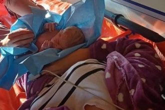 Interventie memorabila pentru echipajul medical din Poienile de Sub Munte o fetita a venit pe lume acasa