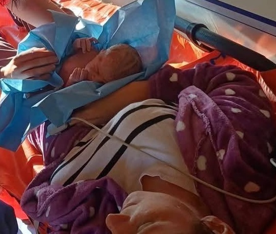 Interventie memorabila pentru echipajul medical din Poienile de Sub Munte o fetita a venit pe lume acasa
