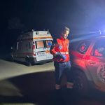 Interventie noaptea pentru salvarea unei bunici dintr un sat izolat din Poienile de Sub Munte