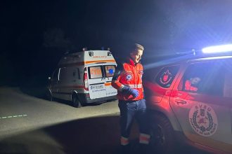 Interventie noaptea pentru salvarea unei bunici dintr un sat izolat din Poienile de Sub Munte