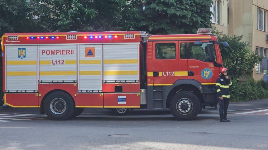 La un pas de dezastru Incendiu la o firma in apropierea unei statii de benzina