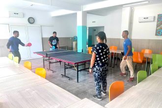 O partida de tenis de masa o oportunitate de a crea legaturi intre oameni la Azilul de Noapte din Baia Mare