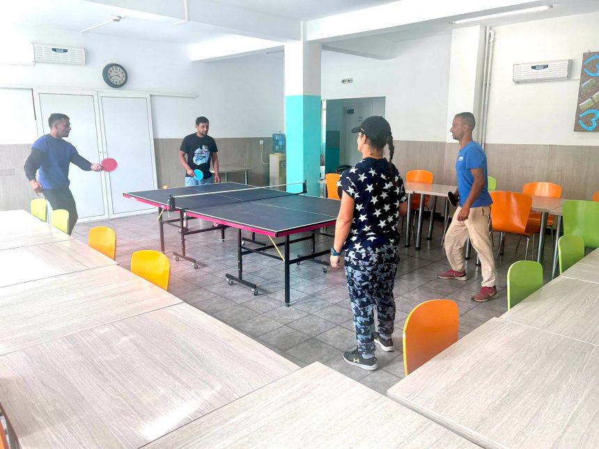 O partida de tenis de masa o oportunitate de a crea legaturi intre oameni la Azilul de Noapte din Baia Mare