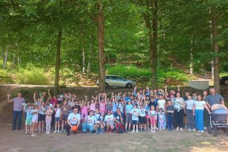 O var diferit pentru copiii din Maramures Strinii i au nvaat s renune la telefoane i s redescopere jocurile copilriei