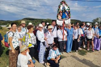 Pelerinii din Lapus calatorind spre Manastirea Nicula credinta rugaciune si solidaritate