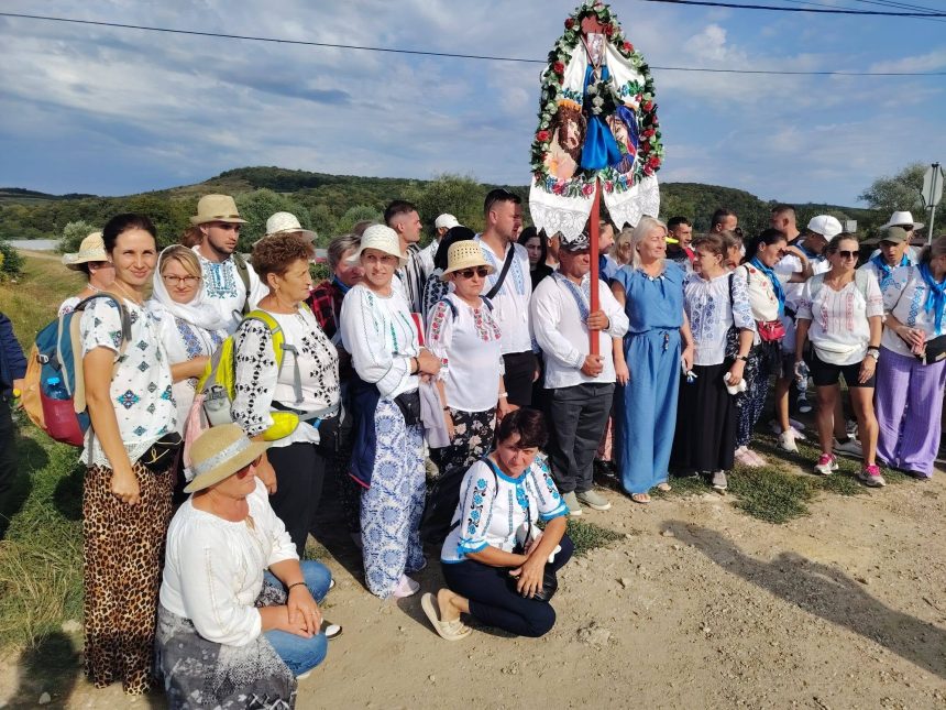 Pelerinii din Lapus calatorind spre Manastirea Nicula credinta rugaciune si solidaritate