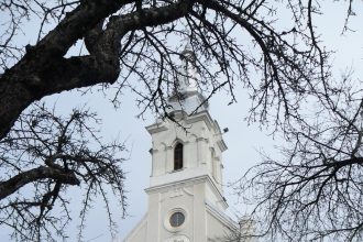Preasfintia Sa Vasile Bizau va oficia Sfanta Liturghie la Giulesti cu ocazia hramului bisericii