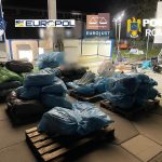 Retea de droguri supusa 16 perchezitii inclusiv in Maramures Gruparea ar fi transportat 17 tone de droguri in Europa