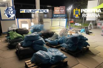 Retea de droguri supusa 16 perchezitii inclusiv in Maramures Gruparea ar fi transportat 17 tone de droguri in Europa