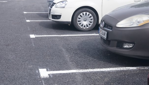 Schimbari in semnalizarea rutiera si amenajarea unor locuri de parcare pe strada Teatrului